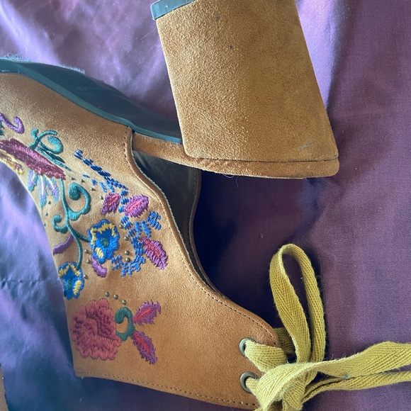 Tan Suede Booties Embroidered Florals Open Toe - Picture 14 of 16